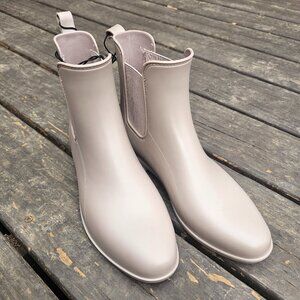 NWT Waterproof Taupe Ankle Boots Size 9